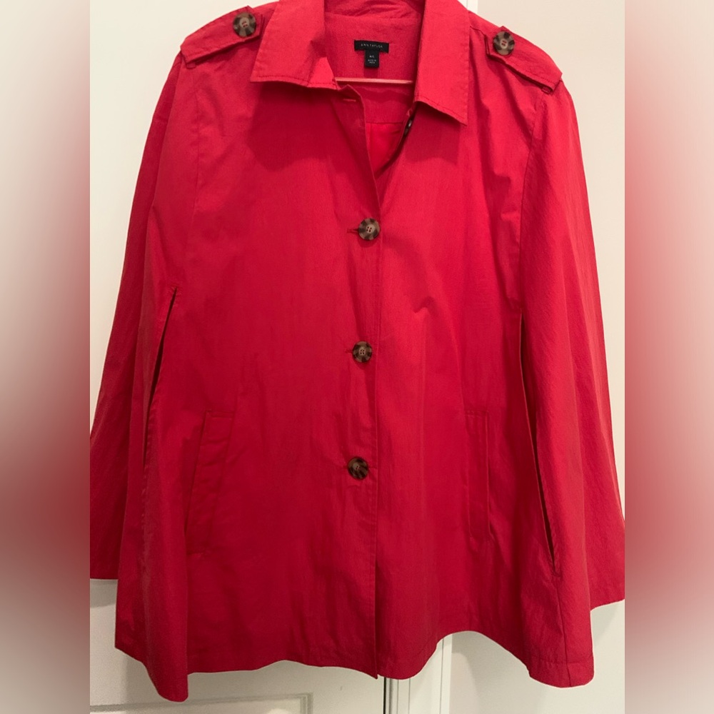 EUC light spring cape with pockets. Ann Taylor. Size M/L   Red.
